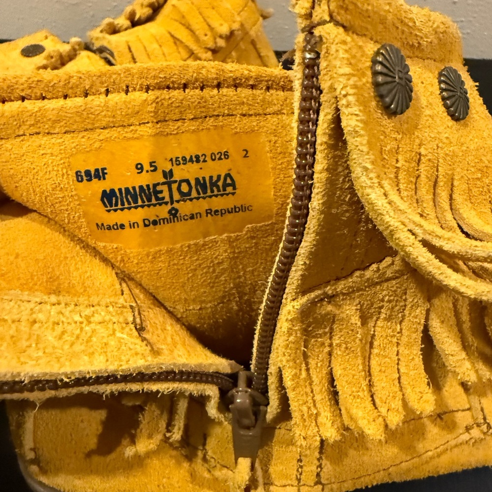 Minnetonka Yellow Suede Fringe Moccasin Boots 9.5 Boho Western - Picture 4 of 6